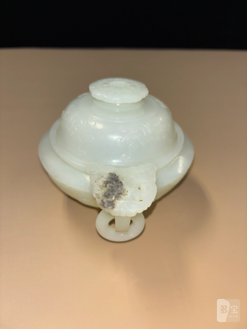 清 白玉饕餮夔龙纹双兽耳连环三足炉 - 图5